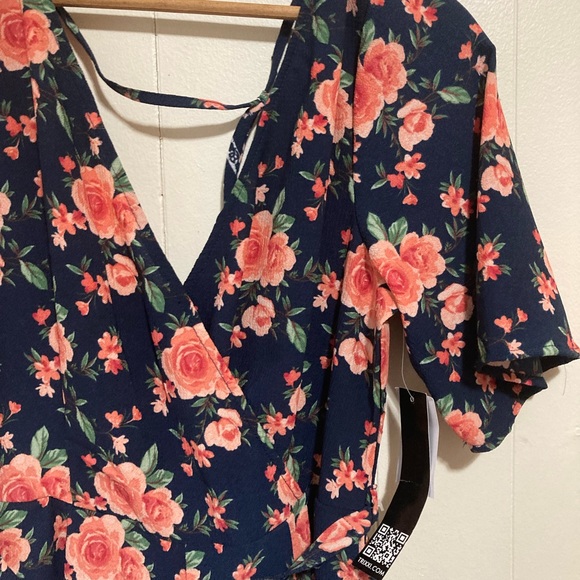 Francesca’s Trixxi Coral & Navy Blue Rose Floral Romper Size Medium - Picture 10 of 16